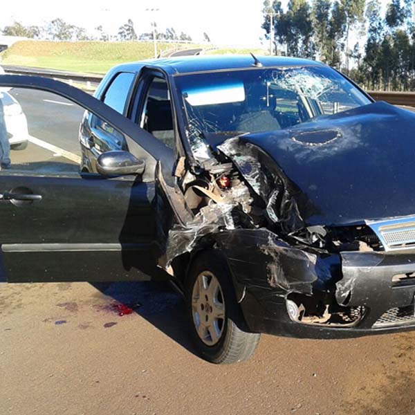 Em ultrapassagem mal sucedida, carro colide em lateral de ônibus