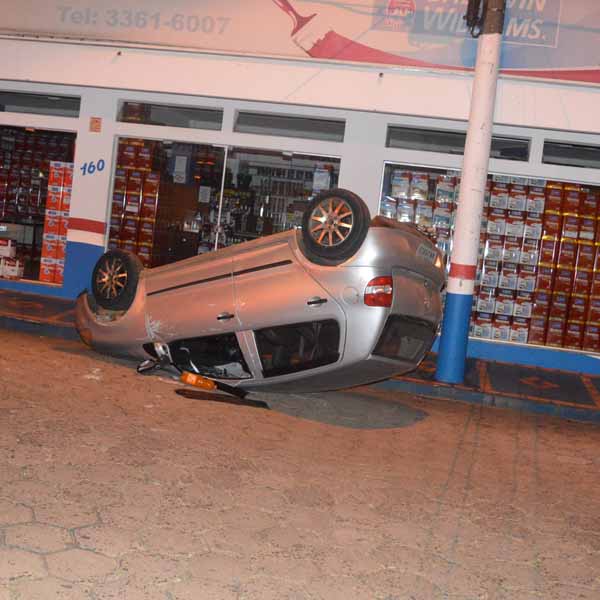 Motorista embriagado capota veículo no centro de Paraguaçu Paulista