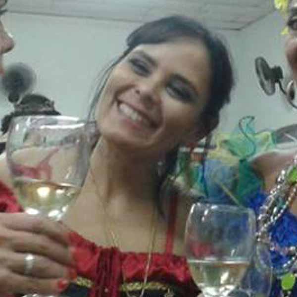 Viviane Munhoz celebra idade nova