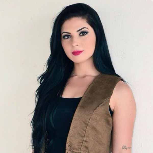Renata Fernandes apaga velinhas nesta terça-feira