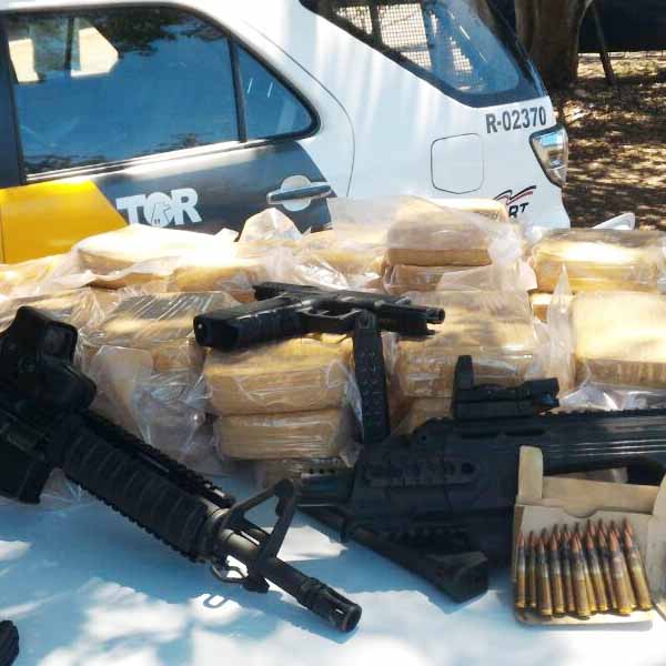 Armamentos e drogas são encontrados em fundo falso de carro