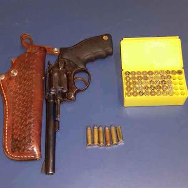 Homem é detido após disparar arma de fogo durante discussão em Lutécia