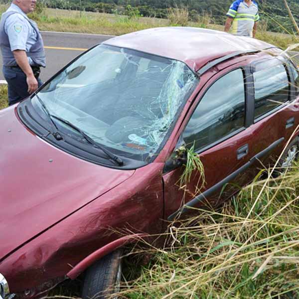 Motorista perde controle da direção e capota carro um dia após comprá-lo