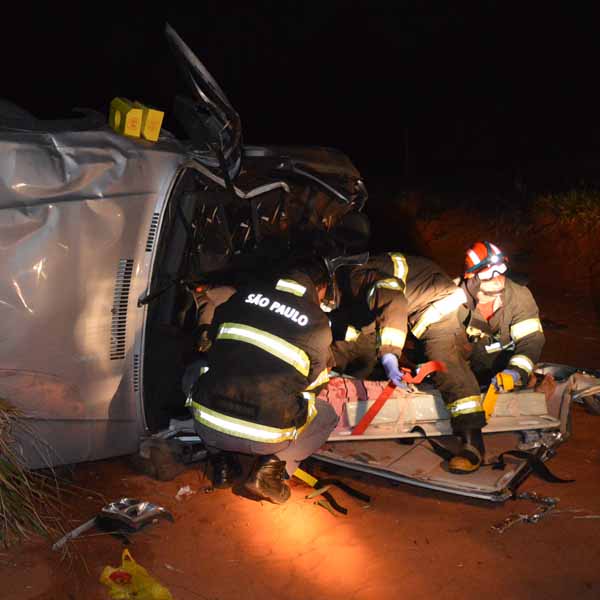 Rapaz fica preso nas ferragens após carro capotar em estrada de Lutécia