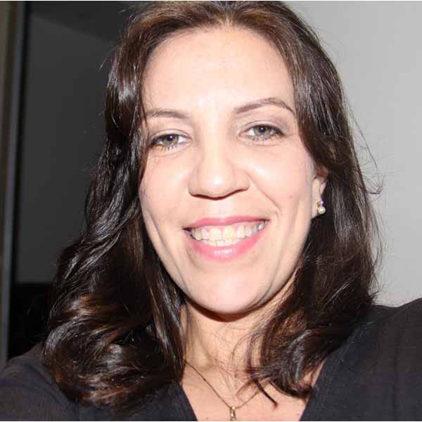 Débora Benício celebra idade nova