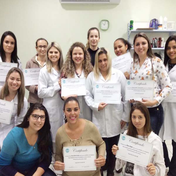Turma encerra curso de Design de Sobrancelhas na Jade Espaço da Beleza
