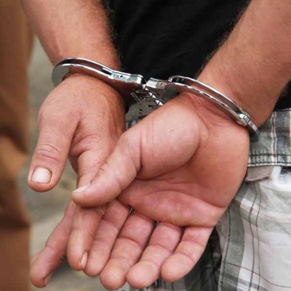 Jovem é preso no momento em que escondia droga em construção