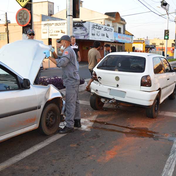 Motorista aparentemente embriagado colide na traseira de carro parado