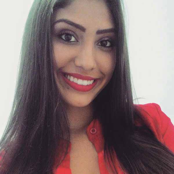 Clel Andrade apaga velinhas