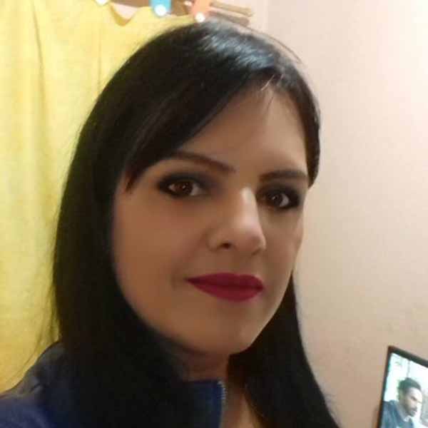 Sandra Azevedo apaga velinhas nesta terça-feira