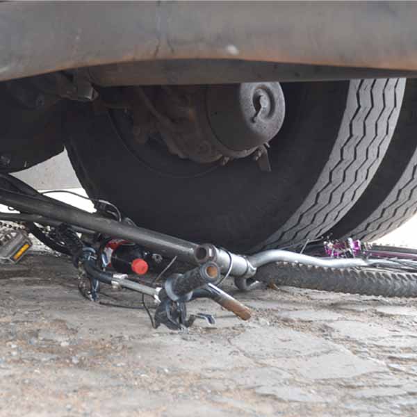 Caminhão passa por cima de bicicleta em Paraguaçu Paulista