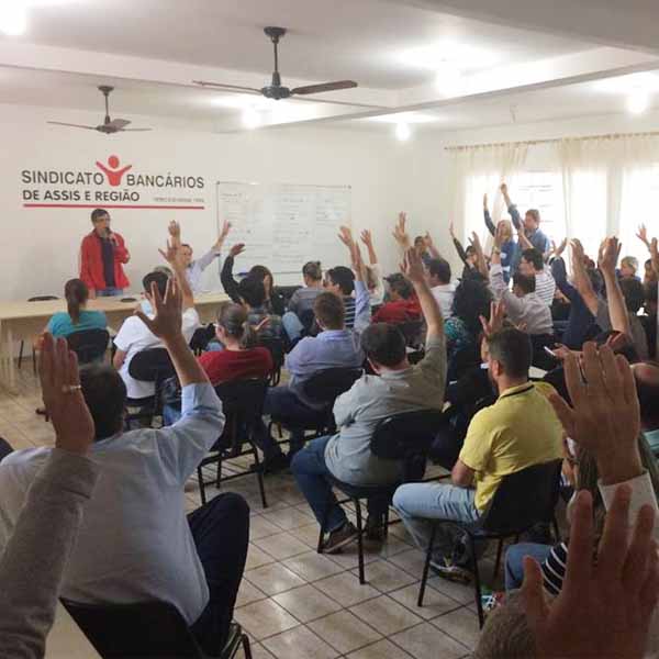 Bancários decidem pelo fim da greve em assembleia