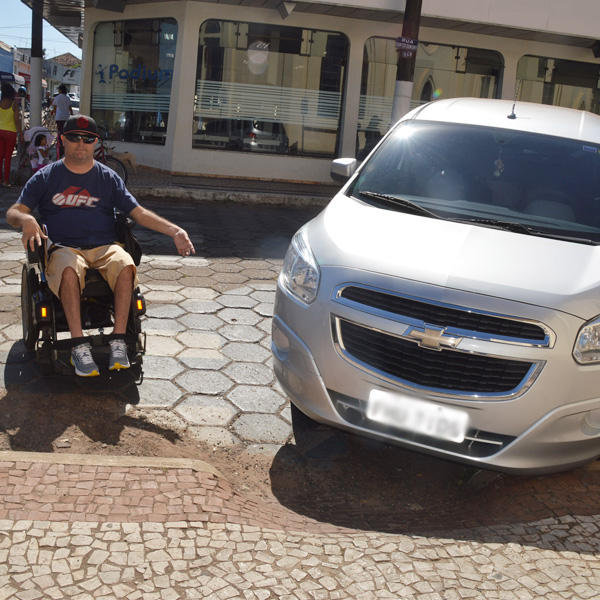Carro em frente à rampa impossibilita passagem de cadeirante em Paraguaçu Paulista