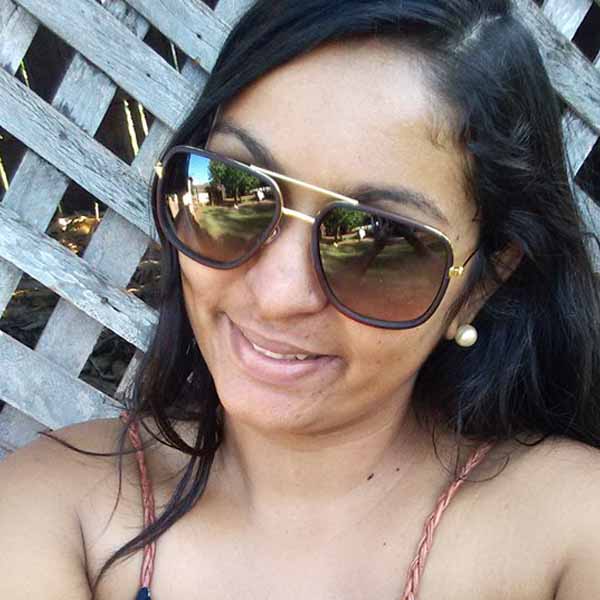 Jéssica da Silva apaga velinhas
