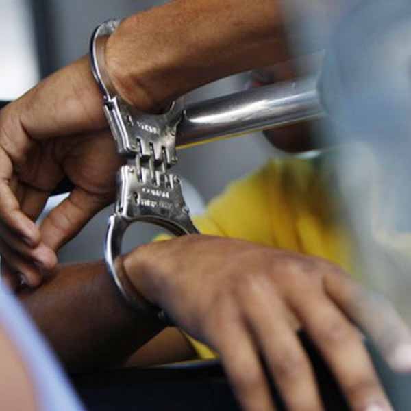 Homem é detido após agredir vítima e danificar carro com barra de ferro
