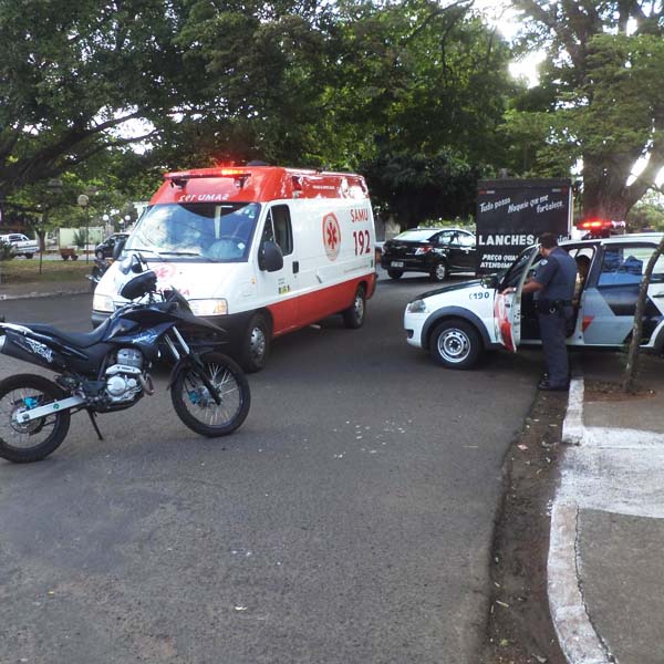 Acidente em cruzamento deixa motociclista ferido