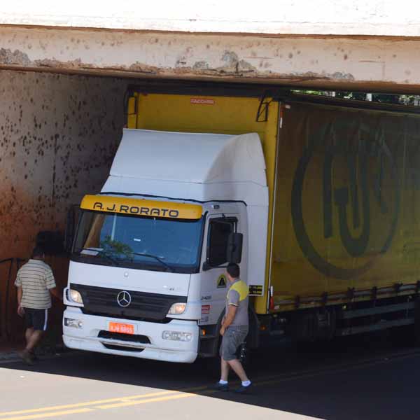 Caminhão baú fica enroscado sob ponte em Paraguaçu Paulista