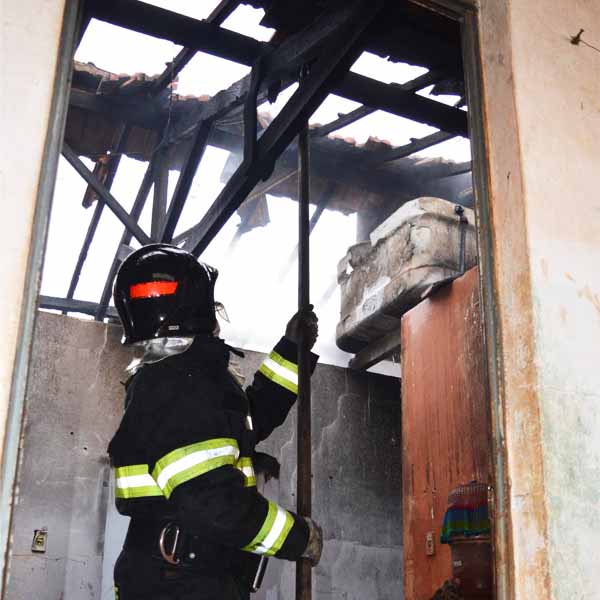 Incêndio destrói casa e família perde móveis e eletrodomésticos em Paraguaçu Paulista