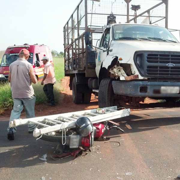 Motorista desatento colide contra motociclista em Paraguaçu Paulista