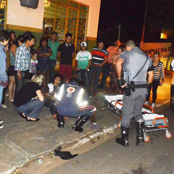 Carro 'fecha' moto ao fazer retorno e deixa dois feridos