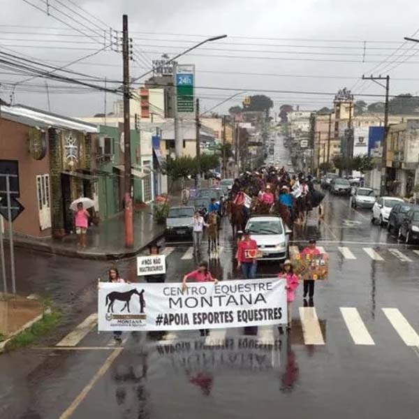 Vaqueiros protestam em Assis contra proibição de vaquejadas