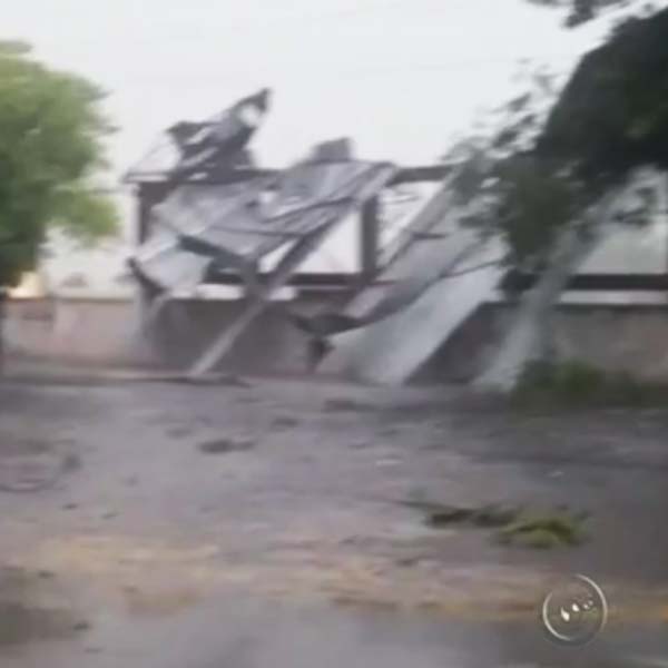 Vento derruba cobertura de estádio em Lutécia