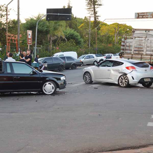 Veloster e Saveiro colidem em cruzamento no centro de Paraguaçu