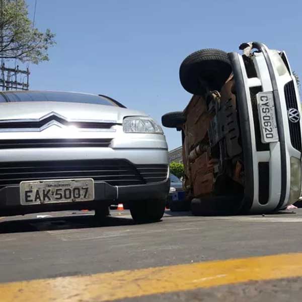 Carro fica três horas tombado após acidente em cruzamento de Ourinhos