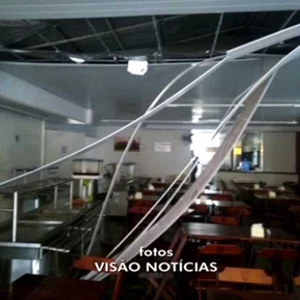 Forro de restaurante desaba por causa da chuva em Marília