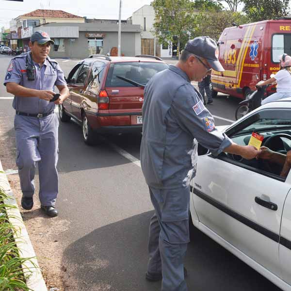 Corpo de Bombeiros realiza campanha para a redução de acidentes no trânsito