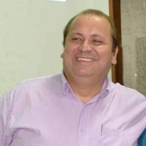 Rômulo Cordeiro apaga velinhas
