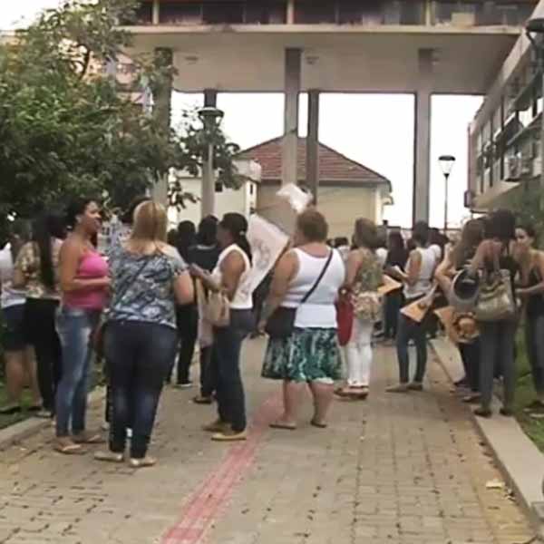 Merendeiras de escolas estaduais protestam contra salário atrasado em Marília