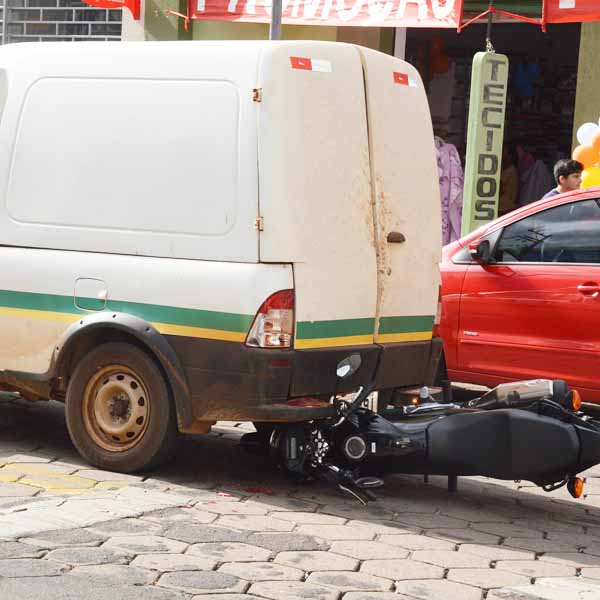 Moto fica presa embaixo de veículo após colisão na Av. Paraguaçu