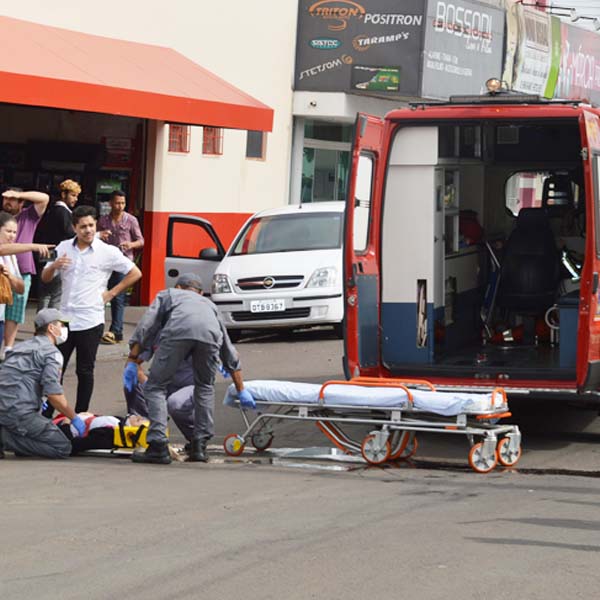 Carro colide contra moto em cruzamento de ruas em Paraguaçu