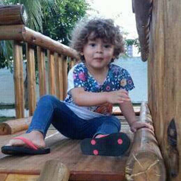 Maria Soares apaga a segunda velinha