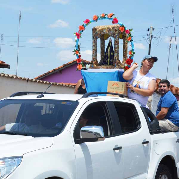 Fiéis saem às ruas para celebrar o Dia de Nossa Senhora Aparecida