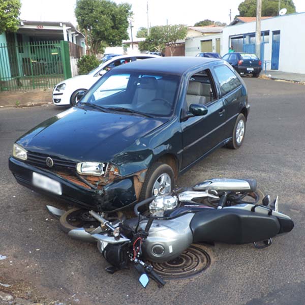 Motociclista é levado ao pronto-socorro após colidir contra carro