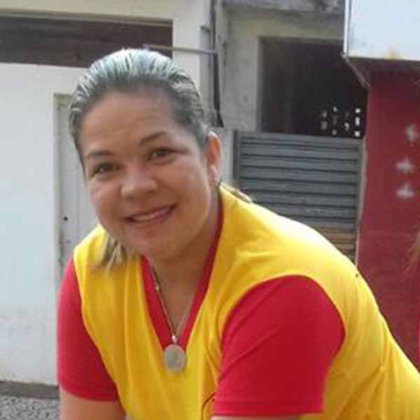Jane de Oliveira apaga velinhas