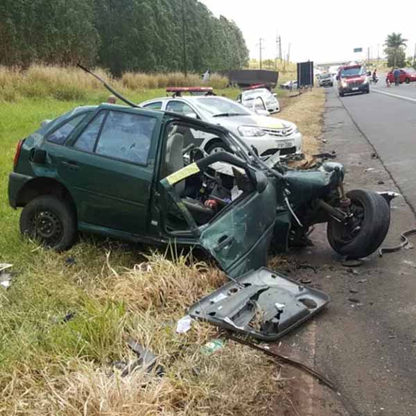 Motorista morre em acidente entre carro e caminhão em Ourinhos