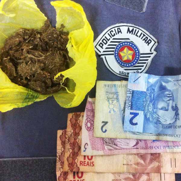 Jovem é preso com grande porção de maconha na Praça Nove de Julho