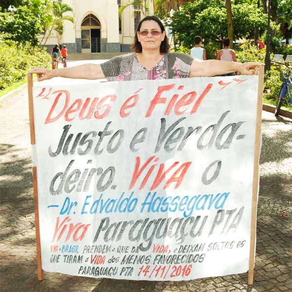 Professora faz protesto contra prisão de Dr. Edivaldo Hasegawa