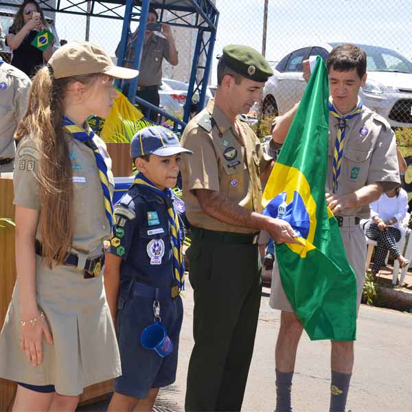 Grupo de escoteiros Carajuru realiza solenidade em alusão ao Dia da Bandeira