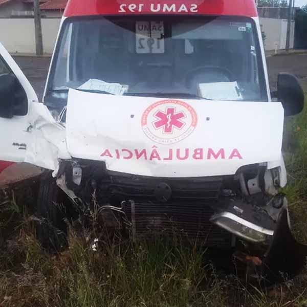 Caminhonete colide contra viatura do Samu em Assis