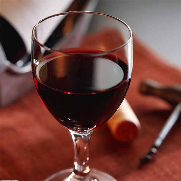 Danos do cigarro podem ser reduzidos pelo vinho tinto