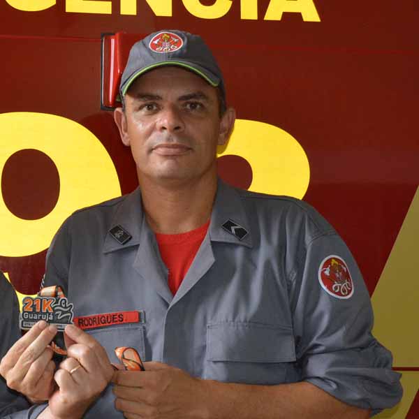Adriano Bombeiro homenageia o novo comandante do Corpo de Bombeiros