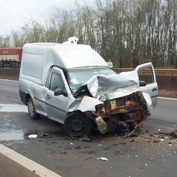 Motorista morre após colidir veículo contra traseira de caminhão semi-reboque