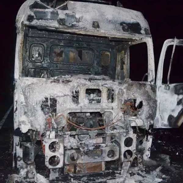 Fogo destrói caminhão carregado de refrigerantes em Tupã