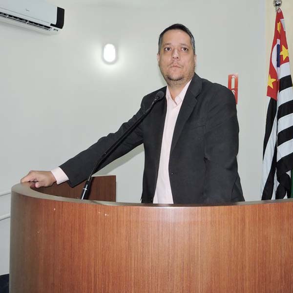 Vereador Ian Salomão questiona ao prefeito sobre a falta de pagamento do reembolso aos estudantes