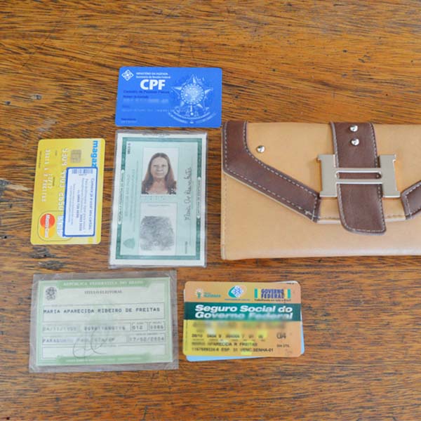 Carteira com documentos pessoais é encontrada no Cemitério Municipal