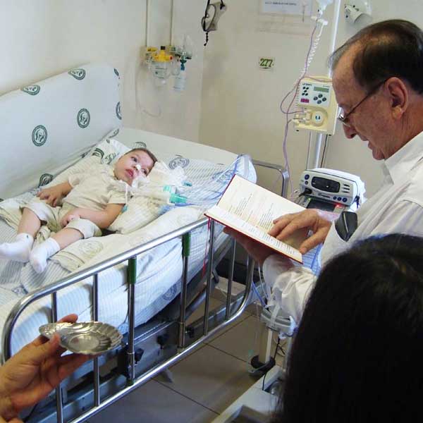 Bebê internado há mais de dois anos na Santa Casa de Marília é batizado na pediatria
